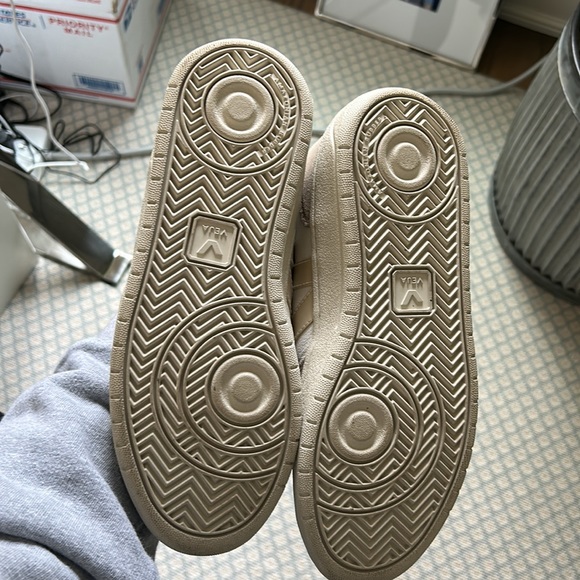 Veja V10 Sneakers in Extra White Sable Sahara - Picture 3 of 11